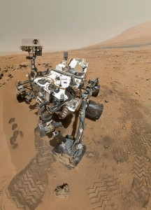 El NASA Curiosity Rover, es el robot (también llamado astromóvil) que se encuentra desde 2012 en Marte tomando fotos y recolectando muestras del suelo marciano. 