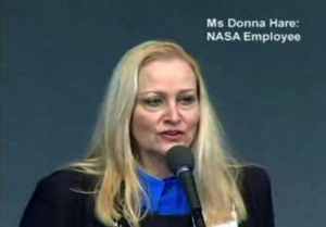 Donna Hare haciendo públicas sus declaraciones acerca de los laboratorios fotográficos de la NASA.