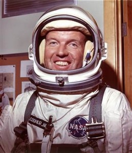 Gordon Cooper, también astronauta de la NASA, confesó públicamente antes de morir que vio en muchas ocasiones platillos voladores provenientes de lo que él consideró una civilización tecnológicamente mucho más avanzada. 