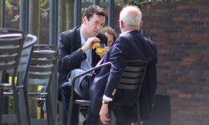 También en la reunión Bilderberg del 2014, el Ministro de Hacienda George Osborne hablando con Sir John Kerr. 