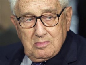 Henry Kissinger es Miembro permanente de Bilderberg y así como su amigo David Rockefeller, es una pieza clave del lobby internacional del grupo. Fue Consejero de Seguridad Nacional y Secretario de Estado  de los EEUU durante la presidencia de Nixon y Ford. Trabajó con la CIA para matar a Allende en Chile y subir a Pinochet. Es un hombre de guerra. Ha declarado públicamente su intención de promulgar políticas de control de la población mundial. 