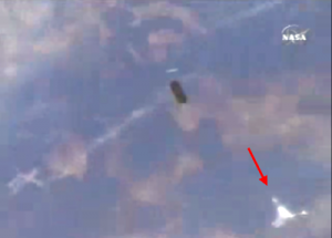 Objeto no identificado de forma tubular y otro objeto más registrados por la misión STS 115.