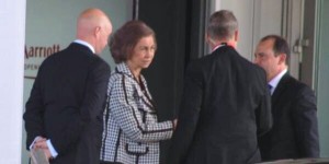 La Reina Sofía entrando al Hotel Marriot de Copenhagen, donde se reunieron los miembros de Bilderberg en el 2014.