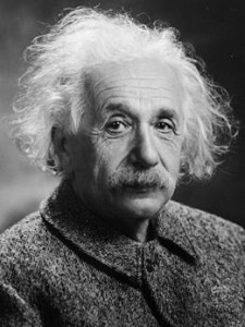 Einstein descubrió la forma en que la energía y la masa se relacionan con la famosa fórmula de E=mc2    Según esta formula, la energía se trasforma en masa y viceversa. Es así como la energía de la colisión de los protones en el colisionador da origen a masa nueva, partículas que existieron solamente después del Big Bang.  