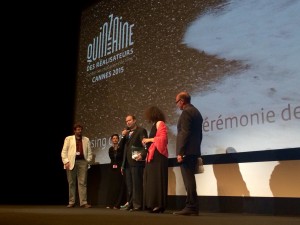 Ciro Guerra recibe el Premio durante la ceremonia que se lleva a cabo en este momento en Cannes Foto de Mateo Contreras