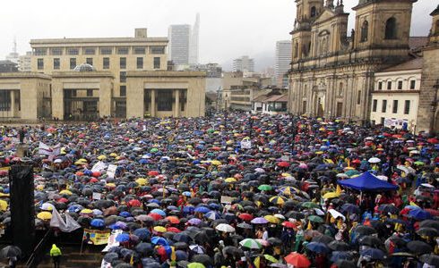 Imagen tomada de eltiempo.com ('Miles acogieron llamado de uribismo y marcharon en contra del Gobierno' - 02 de abril 2016 , 07:16 p.m- (https://www.eltiempo.com/archivo/documento/CMS-16553169))