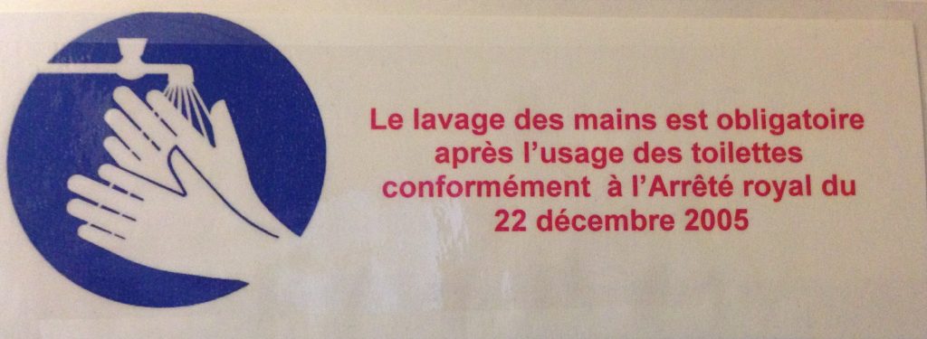 En todas partes se cuecen habas: este es un aviso del un Decreto Real Belga de 2005 que obliga a los ciudadanos a lavarse las manos después de hacer pipí o popó