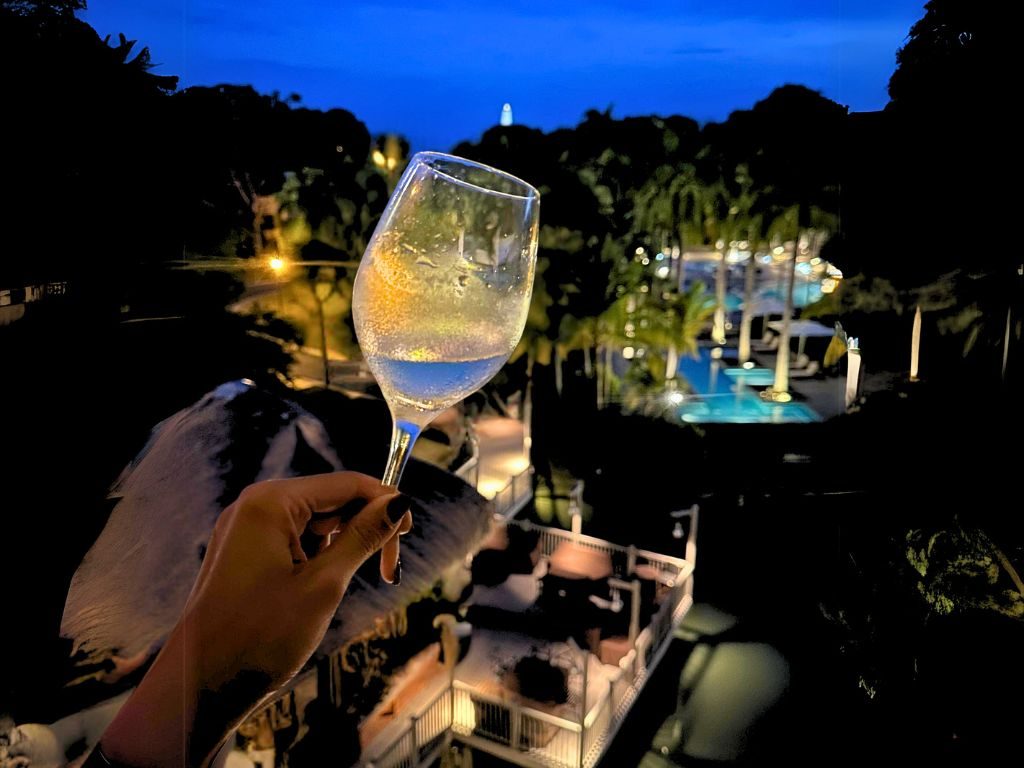 Un brindis al atardecer, desde el balcón de su habitación