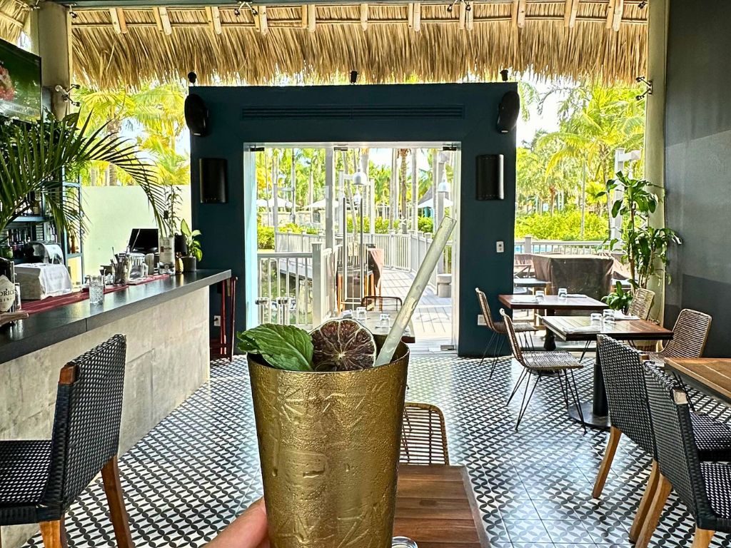 En Palapa Ba puede disfrutar no solo de un cocktail preparado con precisión, sino también de la experiencia de crear su propia mezcla junto a los bartenders expertos