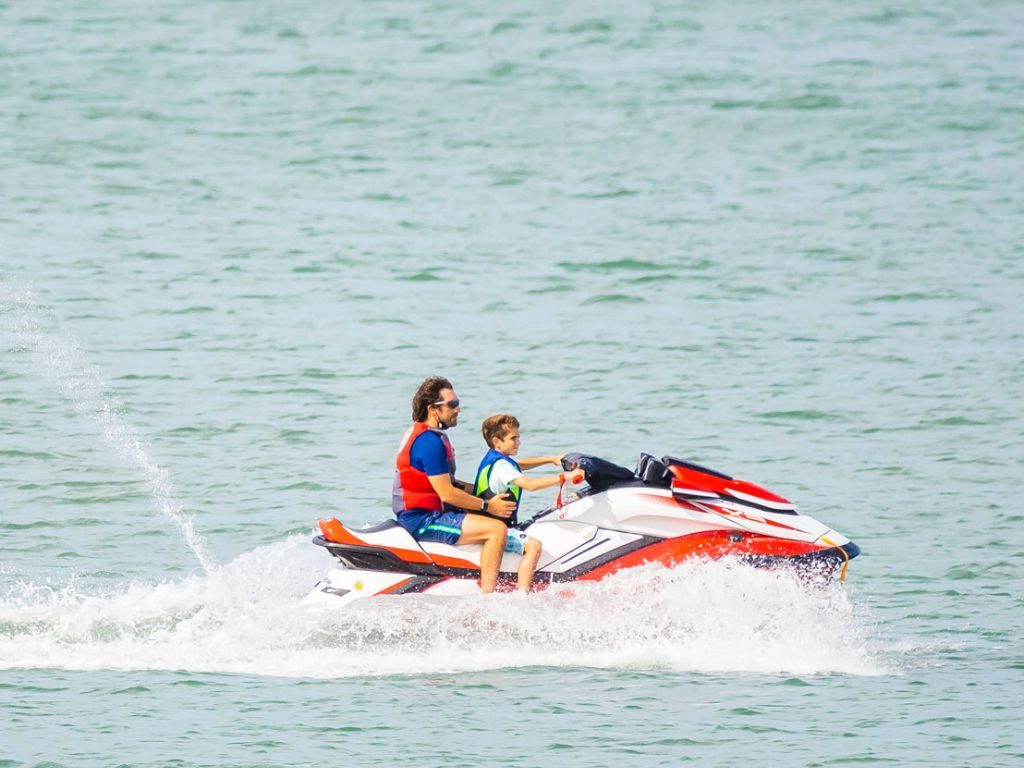 Playa Blanca es el lugar ideal para realizar actividades acuáticas entre padres e hijos, desde paseos en kayak hasta windsurf.