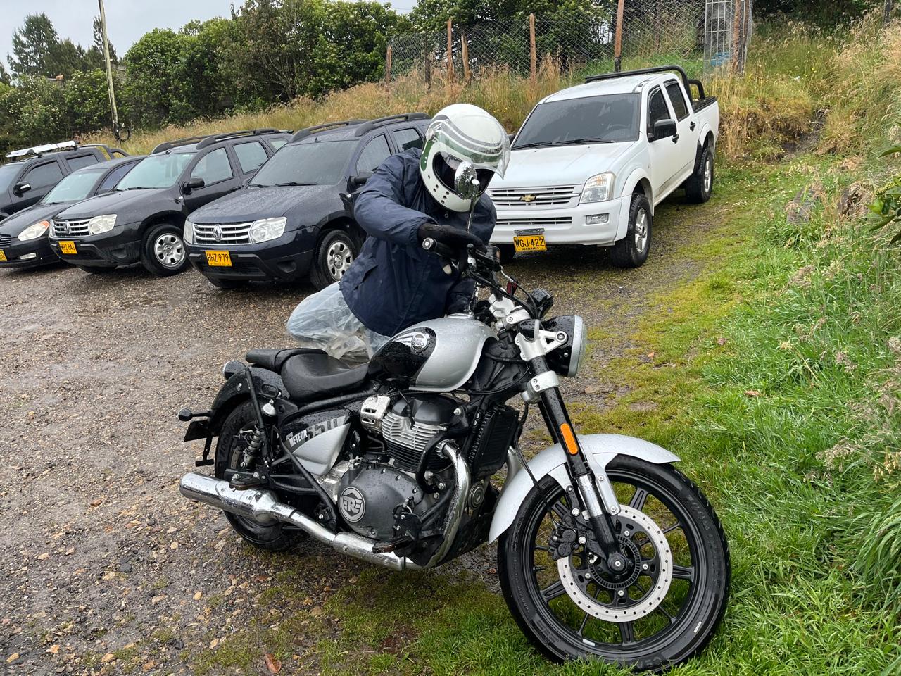 Alejado de la imagen de Terminator. Así me veía yo durante la lluvia en la Royal Enfield Super Meteor 650 