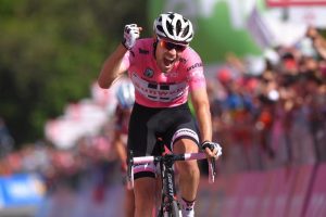 Tom Dumoulin, actual campeón, ganando en el alto de Oropa confirmando su liderato del Giro 100.
