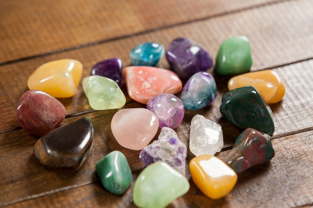 Colorful pebbles stones on wooden table. Fotografía tomada de Freepik.es