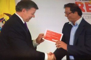 Santos gira cheque simbólico para el Metro - foto tomada de plus.google.com