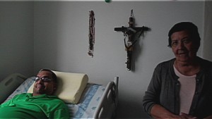 Jaimito sonrie feliz con su mamá por su nueva cama eléctrica