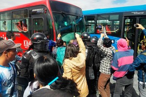 Colapsada troncal en las Américas por protestas de mal servicio de Transmilenio - foto tomada de Colprensa