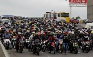 'Trás de cotudos con paperas', motociclistas imprudentes haciendo paro porque los multan  - foto tomada de www.elnuevosiglo.com.co