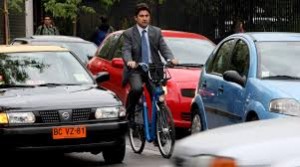 Ciclistas imprudentes y de corbata - foto tomada de diario.latercera.com