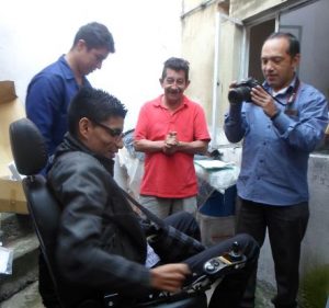 Jósmer, con su nueva silla de motor - foto tomada por La Sal en la Herida