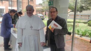 Con el poster del Santo Padre en la Conferencia Episcopal de Colombia