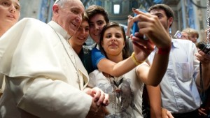el-papa-francisco-se-hace-un-selfie-con-jovenes-cristianos