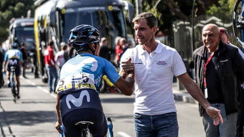 Nairo Quintana, con uno de los directores deportivos del Arkéa. Foto: AFP (2019).