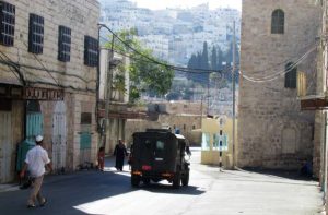 Calle Al-Shuhada en Hebron, cerrada por los colonos y el ejercito israelí