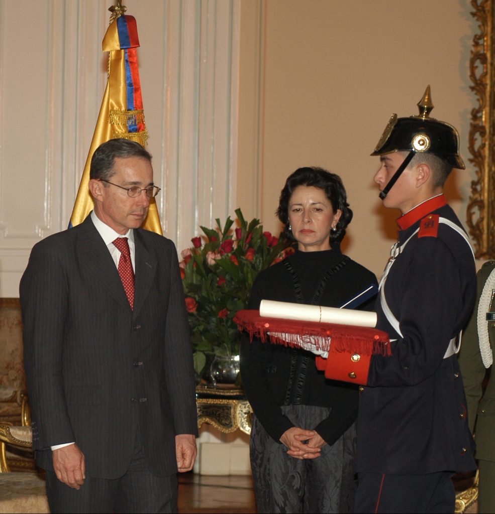 Durante una condecoración con el entonces presidente Uribe y su esposa, Lina Moreno,, el 5 de junio de 2005.