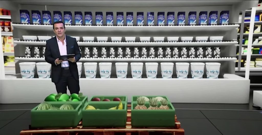 El set virtual de realidad aumentada muestra así al presentador, como si estuviera dentro del supermercado (Captura de pantalla del programa)