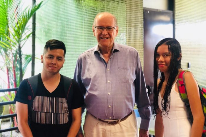 Ser Pilo Paga. Icesistas Juan Camilo Meneses (semillero Cali), rector Francisco Piedrahita, y María de los Ángeles Guzmán (semillero Norte del Cauca). Foto: Aurora Vergara