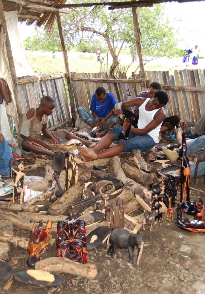 Los makonde son hábiles maestros en la talla de maderas finas. habitan entre Mozambique y Tanzania