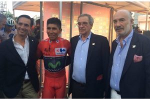 al termino de la Vuelta a España 2016, mucha gente se acercó a saludar al campeón Nairo Quintana
