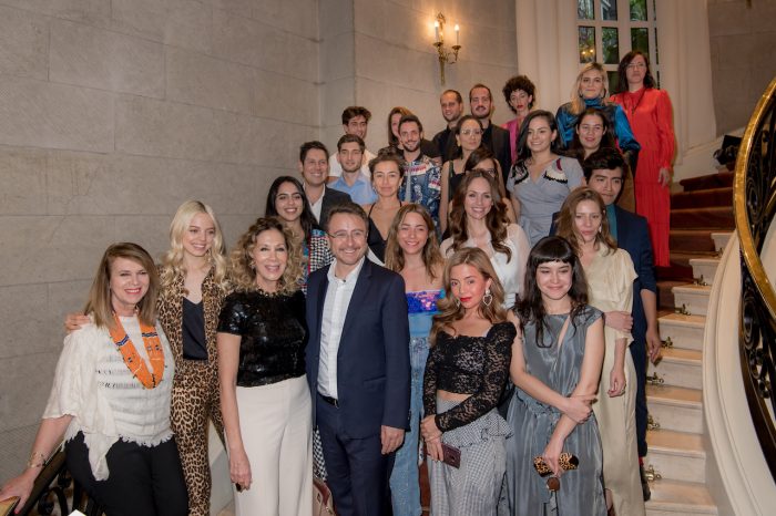 FOTO OFICIAL CON DISEÑADORES EN ESCALERAS FOUR SEASONS. Foto: cortesía de MBFWMX