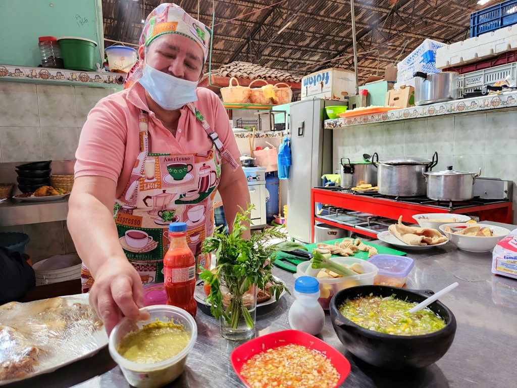 Melania Medina, una de las cocineras tradicionales más prestigiosas de Popayán, prepara tripazo en su local "Delicias Melany" de la Plaza de Mercado La 13