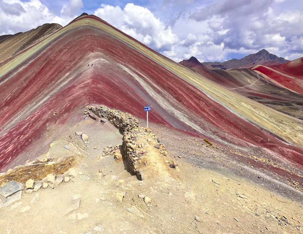 La "Montaña de los 7 colores" recompensa a los turistas, después de una exigente caminata, con sus descrestantes colores