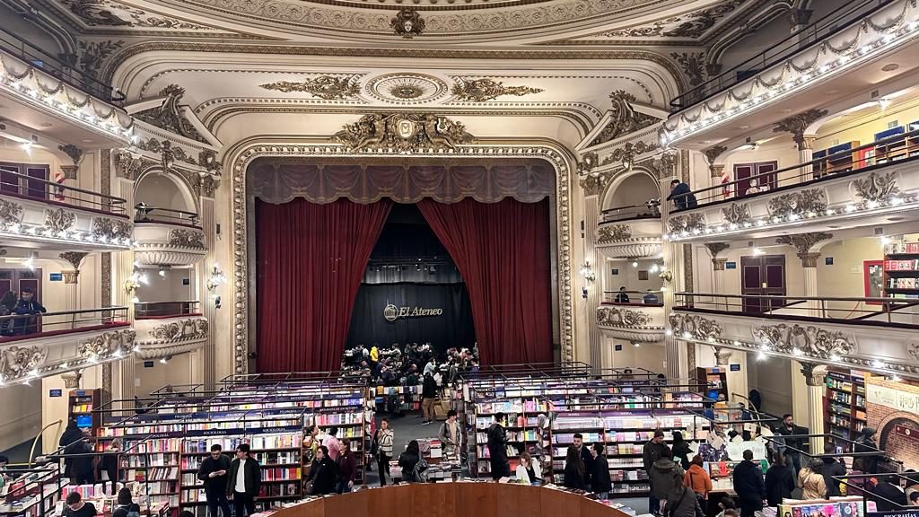 Visitar la Librería El Ateneo Grand Splendid es más que una experiencia de compra de libros; es un viaje a través de la historia y la cultura de Buenos Aires