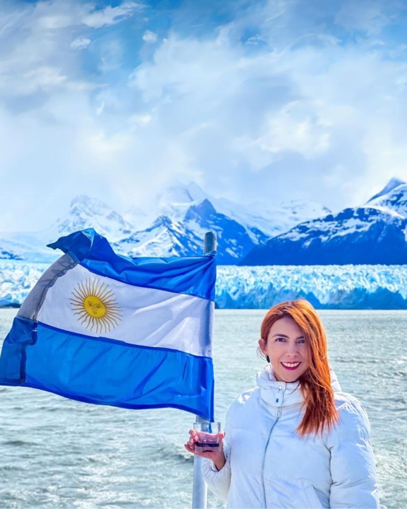 Bajo el cielo patagónico, el Glaciar Perito Moreno despliega su inmensidad, un espectáculo de hielo que cautiva y asombra a cada paso.