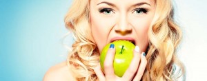 blonde-woman-eating-an-apple