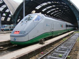 Tren en Milán, Italia.