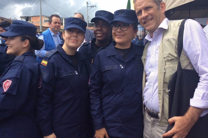 Embajador Marcel Lebleu con la brigada de desminado.