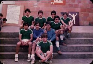 A la izquierda en la segunda fila, Bernardo con su equipo de fútbol. Foto: cortesía familia Beltrán