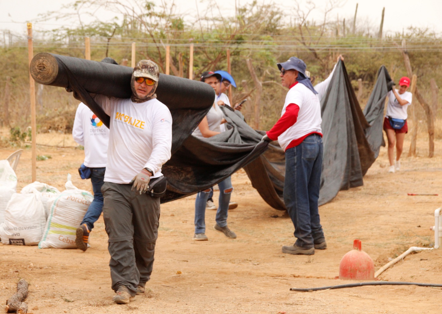 Voluntarios trabajando con la comunidad de Uribia - Foto: Fundación ANDI