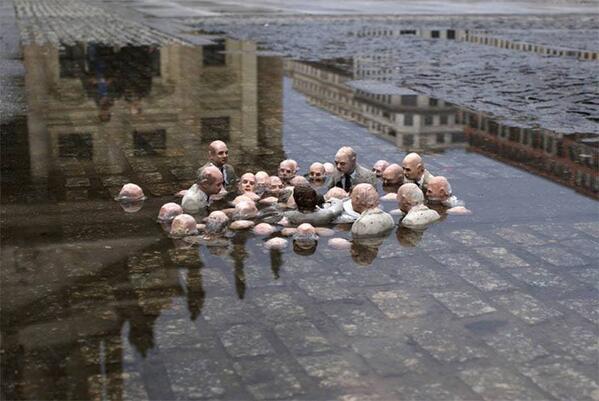 Escultura realizada por Isaac Cordal en Berlin, 2014: "Políticos discuten sobre el cambio climático"
