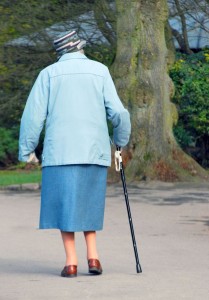 anciana con baston