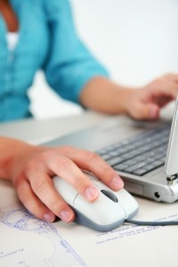 mujer con computador