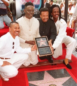 Maurice White junto a sus compañeros con su estrella en el Paseo de la Fama de Hollywood, en septiembre de 1995 - foto tomada de Prensa Libre AP