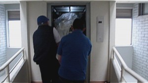 Funcionarios de FUTURO llevan la cama al apartamento de Jaimito
