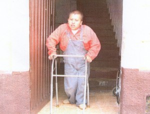Wilson Tibaquirá, paciente de 30 años, con retraso sicomotor severo – foto enviada por su familia -