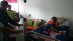 Jósmer recibiendo su cama hospitalaria eléctrica - foto tomada por La Sal en la Herida