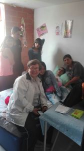 Óscar con su familia - foto tomada por La Sal en la Herida